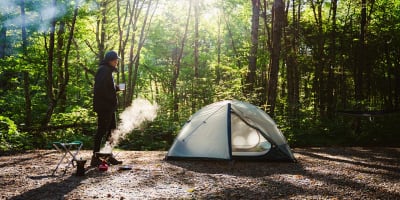 Un homme fait du camping au Parc national de la Jacques-Cartier.