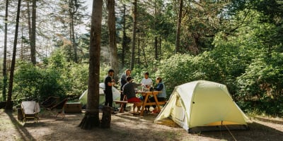 Des amis en camping au parc national des Hautes-Gorges-de-la-Rivière-Malbaie.
