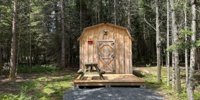 Prêt-à-camper en forme de grange en été. 