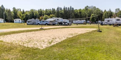 Camping Oiseau Bleu - sand volleyball court