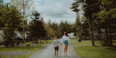 Une mère et son enfant au Camping Mystic, secteur Saint-René.
