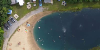 Camping Sol Air - Aerial view of the campsite, with a body of water