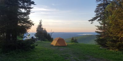 Camping in Brome-Missisquoi : mountain-top tent