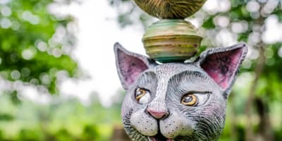 Centre d’Art Rozynski - Une sculpture extérieure présente une pile de têtes de chats séparées par des sphères