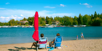 Dam-en-Terre Resort - Two people sitting on chairs on the beach