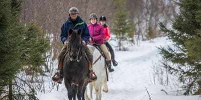 Winter horseback riding at the Centre équestre Mistouk.