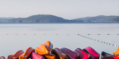 Centre touristique du Lac-Simon - Canoes on the beach