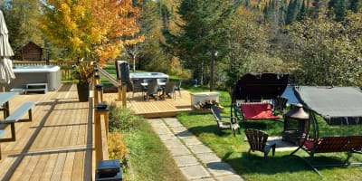 Chalet Castello & Spa - Backyard with terrace and hot tubs
