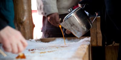 Tire d'érable sur neige au Chalet des Érables.