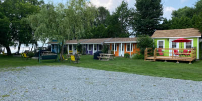 Les petits chalets colorés de Chalets de la Baie.