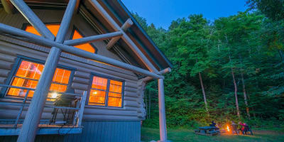 Chalet en soirée à la Réserve faunique de Papineau-Labelle.