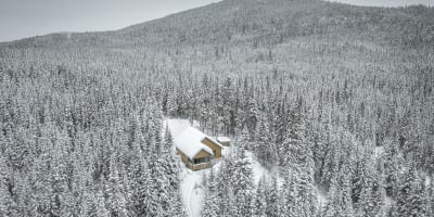 Chalet en forêt à la Réserve faunique des Laurentides, l'hiver.