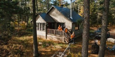 Quatre chasseur à un chalet de la Réserve faunique Mastigouche.
