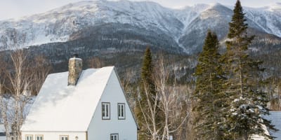 A cabin at Gîte du Mont-Albert in winter.