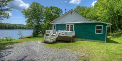 Chalet en bord de l'eau au Parc national de Frontenac.