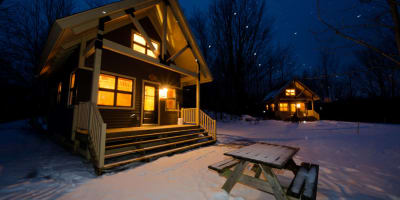 Deux chalets au Parc national de la Yamaska, en hiver.