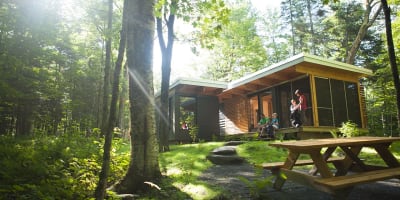 Une famille à un chalet du Parc national du Mont-Mégantic.