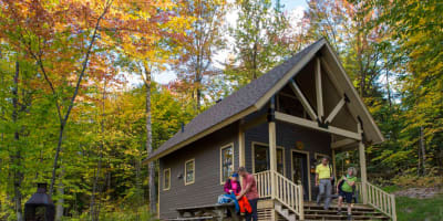 Chalet au Parc national du Mont-Orford, en automne.