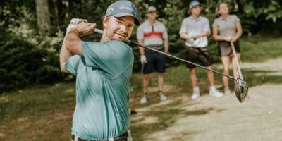 Personnes jouant au golf.