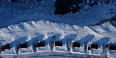 Vue aérienne des Chalets Nautika Gaspésie en hiver.
