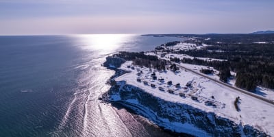 Vue aérienne des Chalets Nautika Gaspésie en hiver.