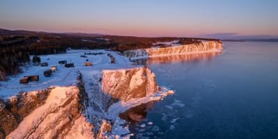 Vue aérienne des Chalets Nautika Gaspésie en hiver.