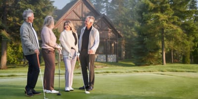 Groupe de personnes jouant au golf.