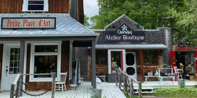 Façade du bâtiment de Charlotte! Atelier boutique.