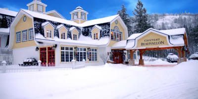 Extérieur de l'hôtel Château Beauvallon en hiver.