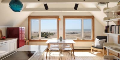 Chez Yvon à Corinne - Small dining room with a view of the beach