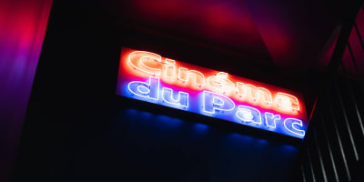 Enseigne illuminée du Cinéma du Parc.