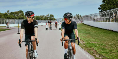 Des cyclistes se promènent sur le Circuit Gilles-Villeneuve 