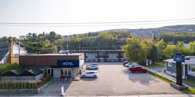Exterior view of the Clarion Pointe La Malbaie hotel.
