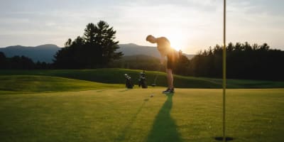 Homme jouant au golf.