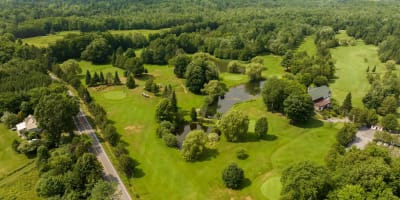 Vue aérienne du terrain de golf de Les Cèdres Golf et Plein Air.
