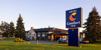 The Comfort Inn Montreal Airport, as seen from the outside.
