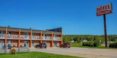 Exterior of the Complexe Hôtelier Escoumins in summer.