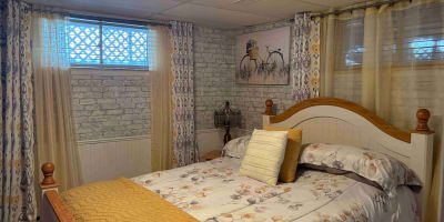 Couette & Café, chez GeGe inc. - Petite chambre avec un lit