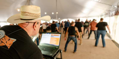 Danse en ligne au Festival CountryFest de Saint-Pierre-Baptiste.
