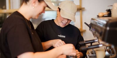 Deux employés au Crème Boulangerie Pâtisserie.