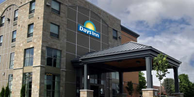 Days Inn by Wyndham Levis - Hotel exterior