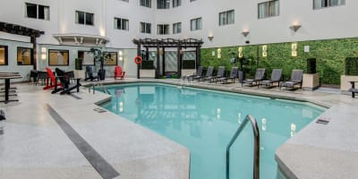 Piscine intérieure de l'Hôtel Château Roberval.