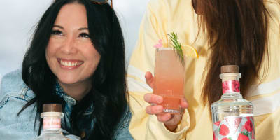 Deux femmes boivant un cocktail.