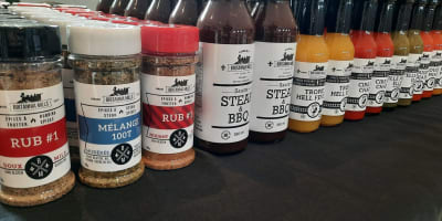 Épices et sauces piquantes sur une table.