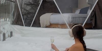 Young woman in a spa in front of a dome in winter.