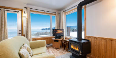 A room with a fireplace in one of the cottages at Domaine Frais Air.