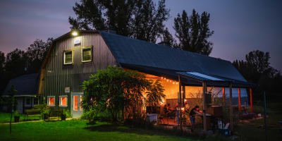 Domaine Ives Hill - A building with a terrace lit up in the evening