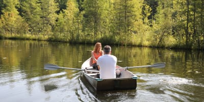 Un couple en canot