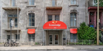 Extérieur de l'hôtel Econo Lodge Montréal.