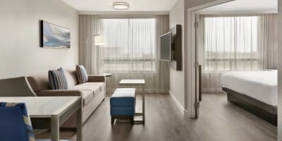 Embassy Suites by Hilton Montreal Airport - Small lounge area